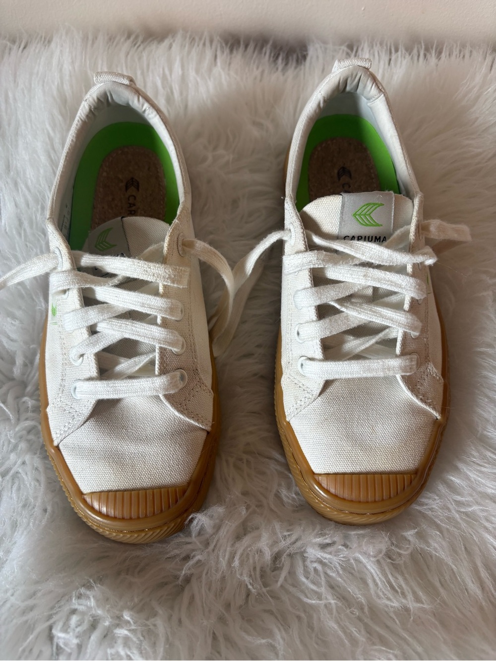 Cariuma White Canvas Low-Top Sneakers with Gum Sole and Green Insole
